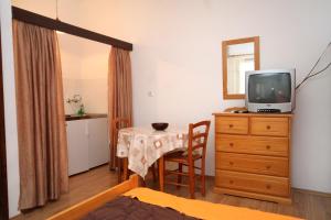 une chambre avec une table et une télévision sur une commode dans l'établissement Apartments with a parking space Mlini, Dubrovnik - 8834, à Mlini