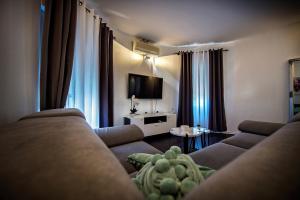 a living room with a couch and a tv at Apartment Zecevo Rtic 8366d in Rogoznica