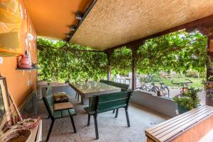 un patio con mesa, sillas y árboles en Holiday house with a swimming pool Opuzen, Neretva Delta - Usce Neretve - 8818, en Opuzen