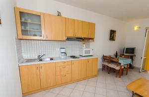 Kuchyňa alebo kuchynka v ubytovaní Apartment Okrug Gornji 8440c + 12 fotografií
