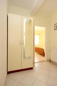 Zimmer mit einem weißen Schrank und einem Schlafzimmer in der Unterkunft Apartment Okrug Gornji 8440c in Trogir