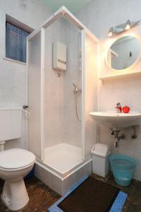 ein Bad mit einer Dusche, einem WC und einem Waschbecken in der Unterkunft Apartments by the sea Zecevo Rtic, Rogoznica - 10334 in Rogoznica