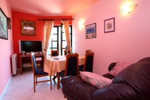 ein Wohnzimmer mit einem Tisch und einem Sofa in der Unterkunft Apartments by the sea Zecevo Rtic, Rogoznica - 10334 in Rogoznica