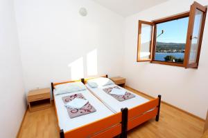 Posteľ alebo postele v izbe v ubytovaní Apartments by the sea Rogoznica - 10338