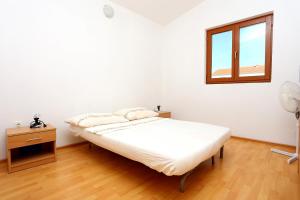 Posteľ alebo postele v izbe v ubytovaní Apartments by the sea Rogoznica - 10338