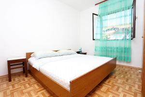 Posteľ alebo postele v izbe v ubytovaní Apartments by the sea Rogoznica - 10338