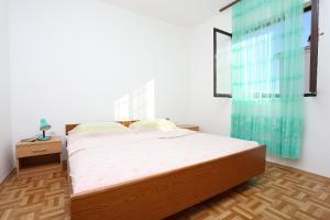 Posteľ alebo postele v izbe v ubytovaní Apartments by the sea Rogoznica - 10338