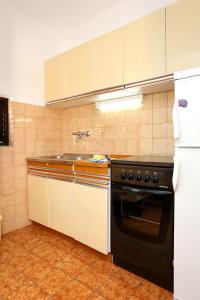 Kuchyňa alebo kuchynka v ubytovaní Apartments by the sea Rogoznica - 10338