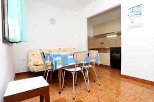 Kuchyňa alebo kuchynka v ubytovaní Apartments by the sea Rogoznica - 10338