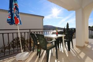 Balkón alebo terasa v ubytovaní Apartments by the sea Rogoznica - 10338