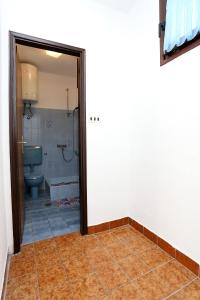 Kúpeľňa v ubytovaní Apartments by the sea Rogoznica - 10338