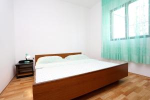 Posteľ alebo postele v izbe v ubytovaní Apartments by the sea Rogoznica - 10338