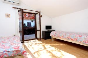 Postel nebo postele na pokoji v ubytování Apartments by the sea Arbanija, Ciovo - 10340
