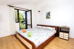 Postel nebo postele na pokoji v ubytování Apartments by the sea Arbanija, Ciovo - 10340