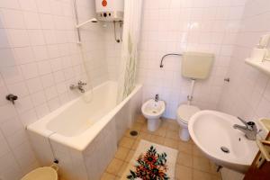 Koupelna v ubytování Apartments by the sea Arbanija, Ciovo - 10340