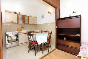 Kuchyň nebo kuchyňský kout v ubytování Apartments by the sea Arbanija, Ciovo - 10340