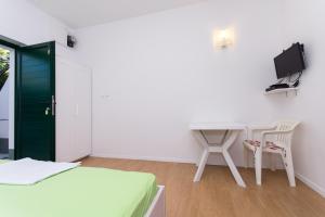 TV a/nebo společenská místnost v ubytování Apartments by the sea Arbanija, Ciovo - 10340