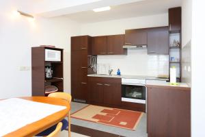 Fotografia z galérie ubytovania Apartments with a parking space Omis - 10349 v Omise