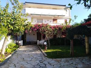 a house with pink flowers on the side of it at Villa Eleonora in Palmi