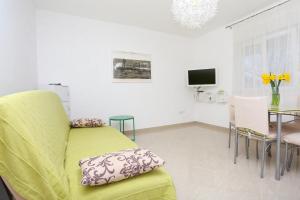 Fotografia z galérie ubytovania Apartments with a parking space Omis - 10351 v Omise