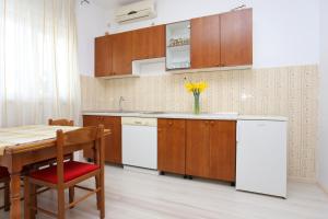 Fotografia z galérie ubytovania Apartments with a parking space Omis - 10351 v Omise
