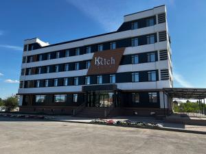 un bâtiment avec un panneau kirrel à l'avant dans l'établissement KRich Hotel Aktobe, à Aqtöbe
