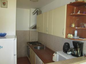 Ett kök eller pentry på Apartments with a parking space Kastel Stafilic, Kastela - 11006