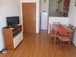 Ett kök eller pentry på Apartments with a parking space Kastel Stafilic, Kastela - 11006