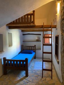 een slaapkamer met 2 stapelbedden en een ladder bij Holiday house with a swimming pool Vrbanj, Hvar - 11040 in Vrbanj