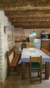 een keuken met een tafel en stoelen en een eetkamer bij Holiday house with a swimming pool Vrbanj, Hvar - 11040 in Vrbanj