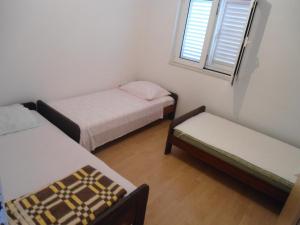 ein kleines Zimmer mit 2 Betten und einem Fenster in der Unterkunft Apartments by the sea Sobra, Mljet - 11011 in Sobra