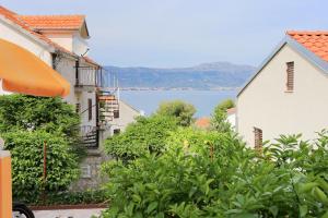 einen Blick auf einen See von zwei Gebäuden in der Unterkunft Apartments by the sea Slatine, Ciovo - 10368 in Trogir