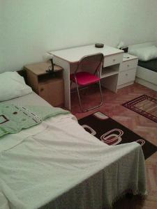 ein Schlafzimmer mit einem Schreibtisch und einem Stuhl neben einem Bett in der Unterkunft Apartments with a parking space Kastel Stafilic, Kastela - 11022 in Kaštela