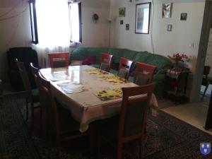 ein Esszimmer mit einem Tisch und einem grünen Sofa in der Unterkunft Apartments with a parking space Kastel Stafilic, Kastela - 11022 in Kaštela