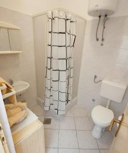 ein Bad mit einem WC und einem Duschvorhang in der Unterkunft Studio Bibinje 11074b in Bibinje