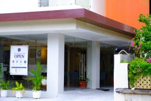 Hotel Simone Kalibo的门面或入口
