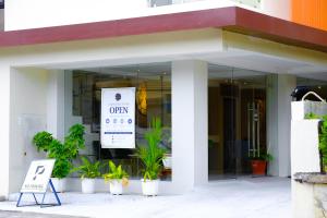 Hotel Simone Kalibo的门面或入口