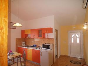Kuchyň nebo kuchyňský kout v ubytování Apartments with parking spaces Vinisce, Trogir - 11075