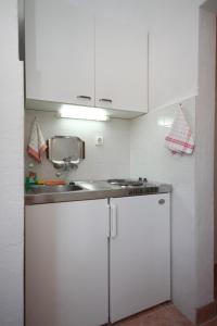 Kuchyň nebo kuchyňský kout v ubytování Apartments by the sea Drvenik Donja vala, Makarska - 11083