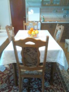 stół z miską owoców na górze w obiekcie Apartments with a parking space Maslenica, Novigrad - 11089 w mieście Maslenica