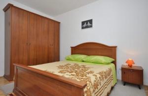 Katil atau katil-katil dalam bilik di Apartments with a parking space Omis - 11066