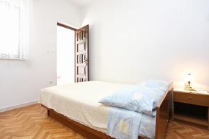 Postel nebo postele na pokoji v ubytování Studio Razanj 10373a