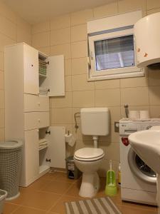 Ένα μπάνιο στο Apartments with parking space Liznjan, Medulin - 11158