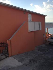 un edificio rojo con una ventana blanca en el costado en Apartments by the sea Slatine, Ciovo - 11126, en Slatine