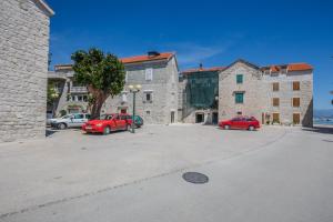 Fotografia z galérie ubytovania Seaside holiday house Kastel Stafilic, Kastela - 11165 v destinácii Kaštela