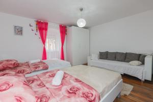 um quarto com 2 camas e um sofá em Seaside holiday house Kastel Stafilic, Kastela - 11165 em Kaštela