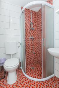 uma casa de banho com um chuveiro, um WC e um lavatório. em Seaside holiday house Kastel Stafilic, Kastela - 11165 em Kaštela