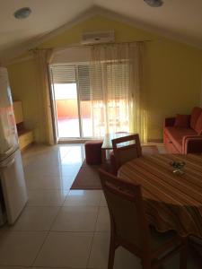 een woonkamer met een tafel en een bank bij Apartments by the sea Slatine, Ciovo - 11126 in Slatine