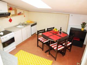 een keuken met een tafel en stoelen bij Apartments by the sea Opatija - 11185 in Opatija