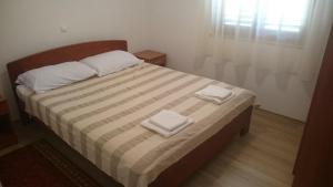 Posteľ alebo postele v izbe v ubytovaní Apartments by the sea Seline, Paklenica - 11197